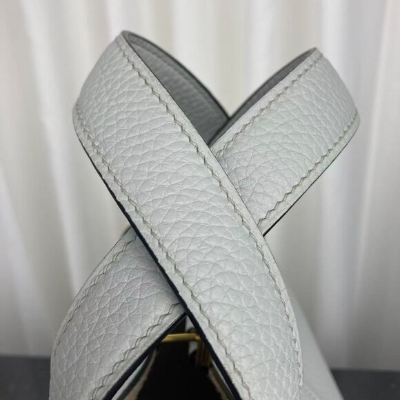 Classic Hermes Bag: A Stylish and Versatile Choice for Elegance - Picture 4 of 6